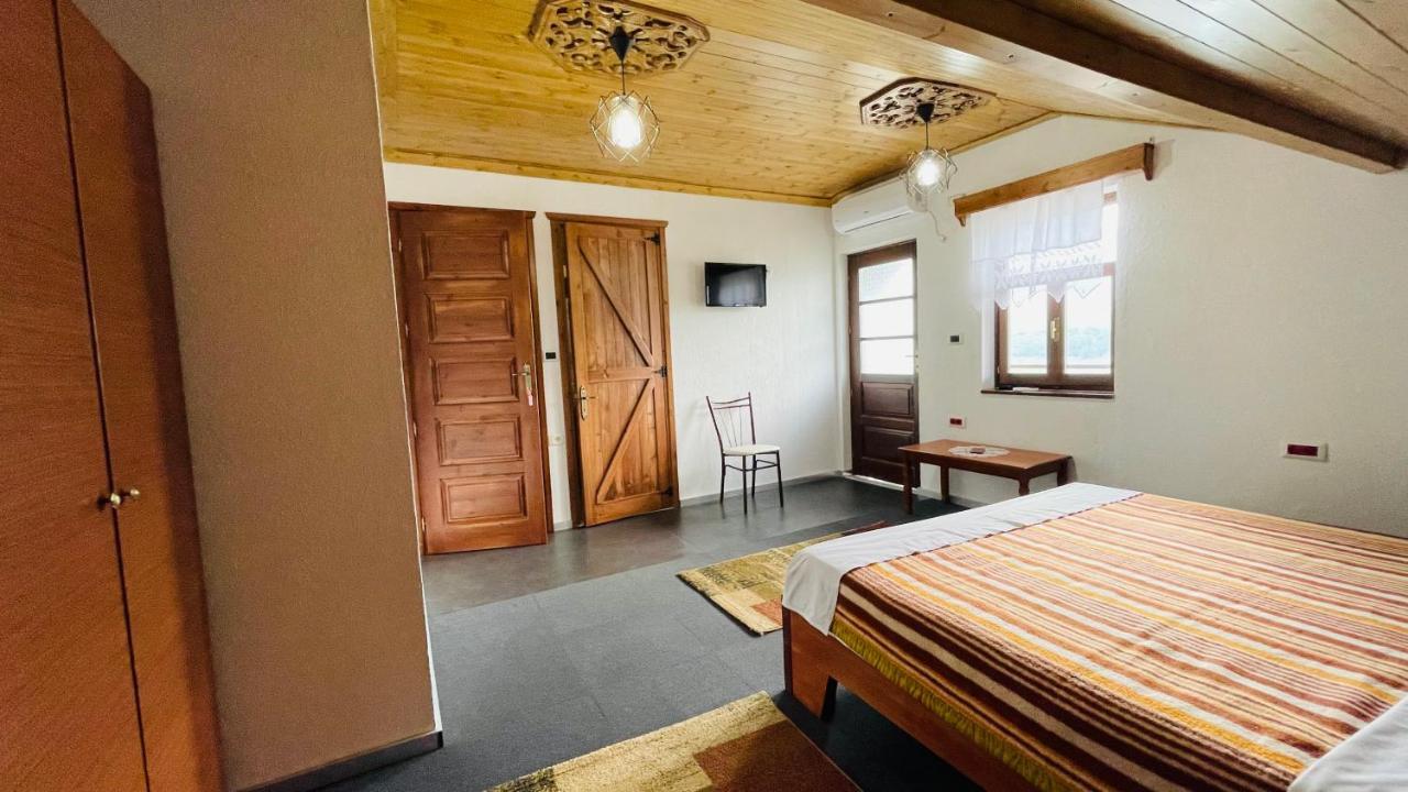 Denis Guesthouse 1930 Gjirokaster Ngoại thất bức ảnh