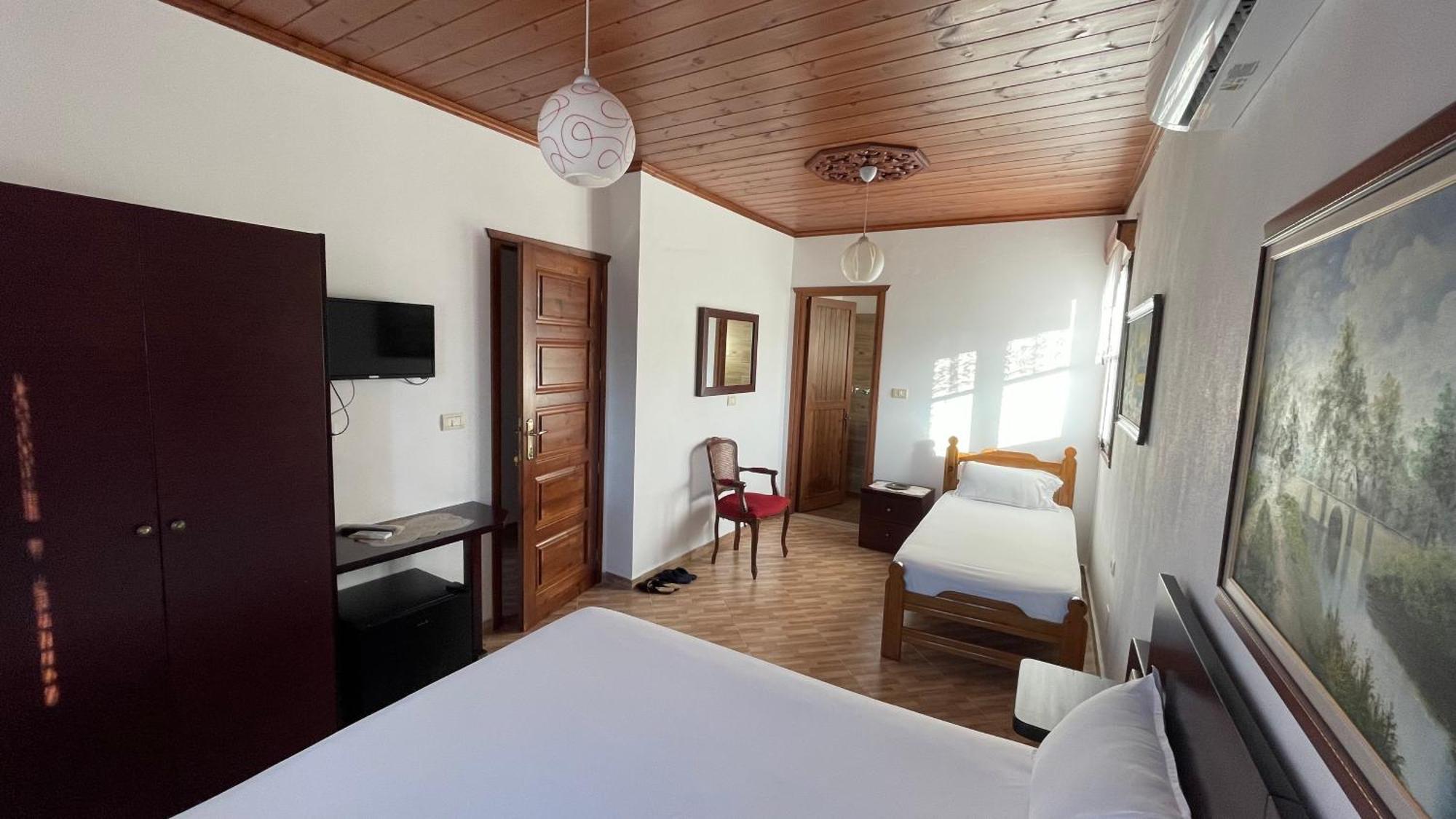 Denis Guesthouse 1930 Gjirokaster Ngoại thất bức ảnh