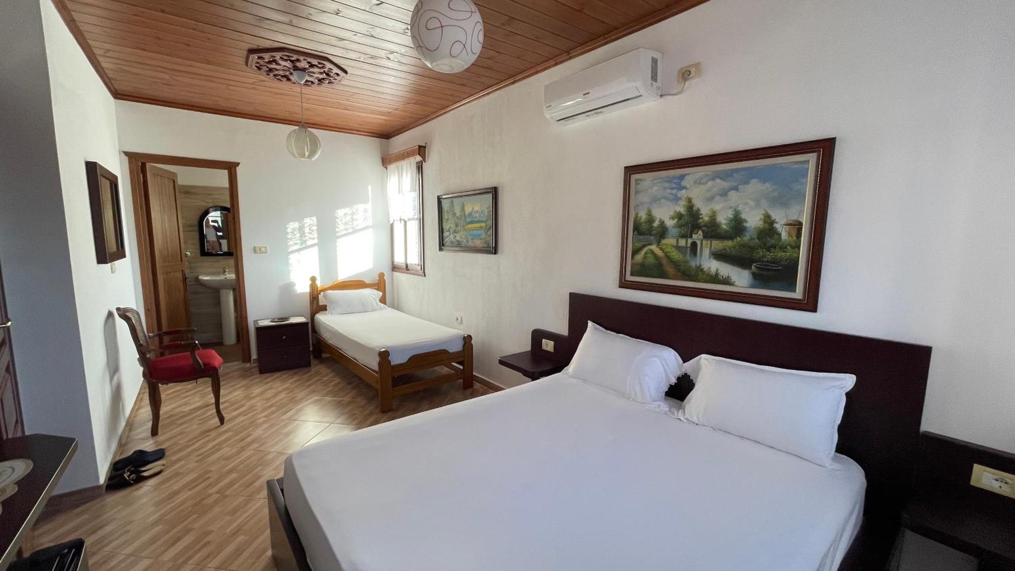 Denis Guesthouse 1930 Gjirokaster Ngoại thất bức ảnh