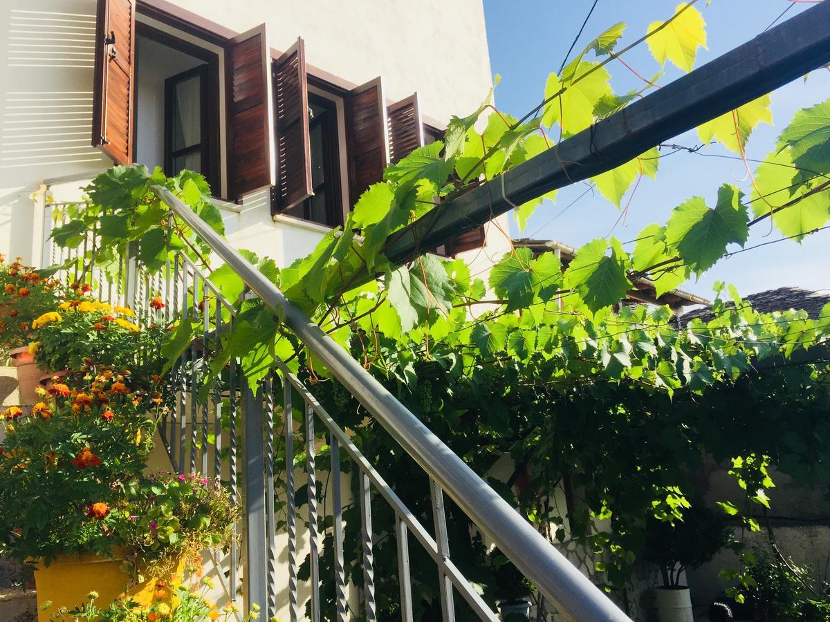 Denis Guesthouse 1930 Gjirokaster Ngoại thất bức ảnh